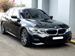 BMW 3 Series Sedan 2019 hitam 330i m sport km20rb tangan pertama dari baru cash kredit proses bisa
