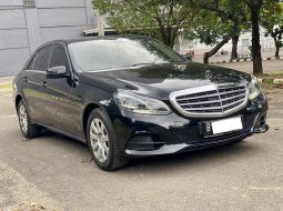 Mercedes-Benz E-Class E 200 2016 Hitam 2