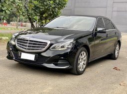 Mercedes-Benz E-Class E 200 2016 Hitam 3