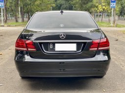 Mercedes-Benz E-Class E 200 2016 Hitam 5