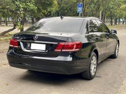 Mercedes-Benz E-Class E 200 2016 Hitam 6