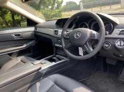 Mercedes-Benz E-Class E 200 2016 Hitam 9