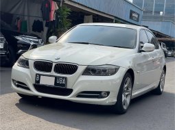 BMW 3 Series 320i 2011