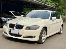 BMW 3 Series 320i 2011 Putih 2