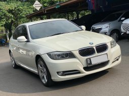 BMW 3 Series 320i 2011 Putih 3