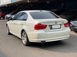 BMW 3 Series 320i 2011 Putih 4