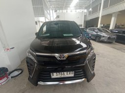 Toyota Voxy CVT 2.0 AT 2018