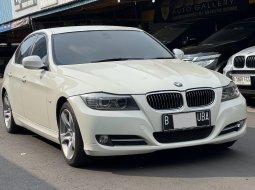 BMW 3 Series 320i 2011