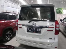 Toyota NAV1 V Limited 2.0 AT 2016 4