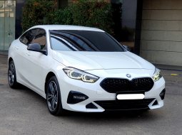 BMW 2 Series 218i 2022 putih km 14 ribuan cash kredit proses bisa dibantu