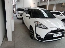 Toyota Sienta V 1.5 AT 2019 3