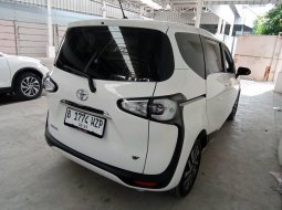 Toyota Sienta V 1.5 AT 2019 5