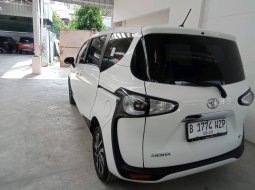 Toyota Sienta V 1.5 AT 2019 6