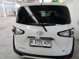 Toyota Sienta V 1.5 AT 2019 4