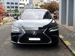 Lexus ES 300h Ultra Luxury 2019 hitam km29rban sunroof cash kredit proses bisa dibantu