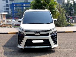 Toyota Voxy 2.0 A/T 2018 putih sunroof km39rban cash kredit proses bisa dibantu