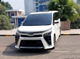 Toyota Voxy 2.0 A/T 2018 putih sunroof km39rban cash kredit proses bisa dibantu 2