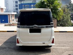 Toyota Voxy 2.0 A/T 2018 putih sunroof km39rban cash kredit proses bisa dibantu 10