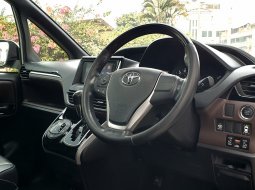 Toyota Voxy 2.0 A/T 2018 putih sunroof km39rban cash kredit proses bisa dibantu 20