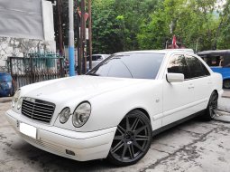 Mercedes-Benz E 230 AT 5 Speed Simpanan Km 48 rb Vrac 20 Plat B GANJIL Pjk OKT 2024 Mulus Siap Pakai