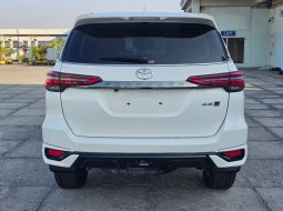 Toyota Fortuner New  4x2 2.8 A/T DSL GR Sport 2022 Putih 4