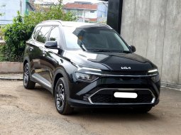 Jual mobil Kia Carens 2022 hitam km 25 rban