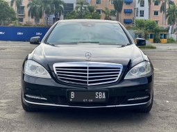 Mercedes-Benz S-Class 300  2011 Hitam 1