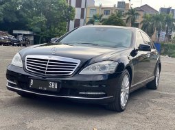 Mercedes-Benz S-Class 300  2011 Hitam 2