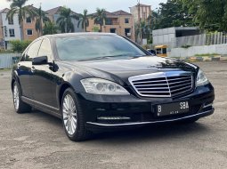 Mercedes-Benz S-Class 300  2011 Hitam 3