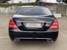 Mercedes-Benz S-Class 300  2011 Hitam 4