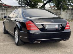 Mercedes-Benz S-Class 300  2011 Hitam 5