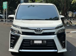 TOYOTA VOXY 2.0 AT PUTIH 2019 MPV TERNYAMAN 2