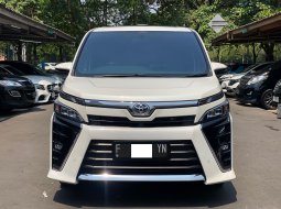 Toyota Voxy 2.0 AT 2019