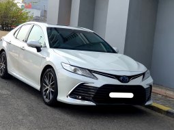 Toyota Camry 2.5 Hybrid 2022 putih km 20rb cash kredit proses bisa dibantu