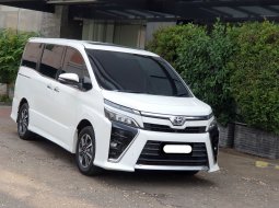 Toyota Voxy 2.0 A/T 2018 putih sunroof cash kredit proses bisa dibantu ktp daerah juga bisa