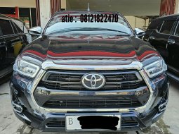 Toyota Hilux V 2.4 AT ( Matic ) 2022 Hitam Km Low 16rban Double cabin 4x4  depok An PT siap pakai