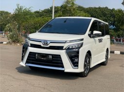 Toyota Voxy 2.0 A/T 2019 Putih 1