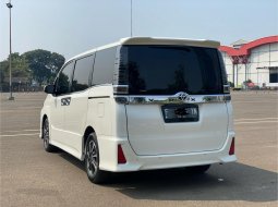 Toyota Voxy 2.0 A/T 2019 Putih 2