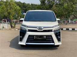 Toyota Voxy 2.0 A/T 2019 Putih 5