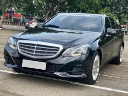 Mercedes-Benz E-Class E 200 2016 Hitam 3