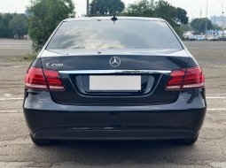 Mercedes-Benz E-Class E 200 2016 Hitam 5