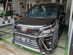 Toyota Voxy 2.0 A/T 2018 Hitam 1