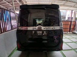 Toyota Voxy 2.0 A/T 2018 Hitam 2