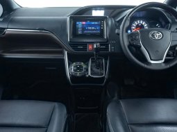 Toyota Voxy 2.0 A/T 2018 Hitam 6