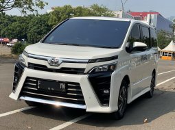 Toyota Voxy 2.0 A/T 2019 Putih