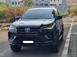 Toyota Fortuner New  4x2 2.8 A/T DSL GR Sport 2022 hitam diesel cash kredit proses bisa dibantu