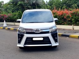 Toyota Voxy 2.0 A/T 2021 putih sunroof dp 50 jt pajak panjang cash kredit proses bisa dibantu