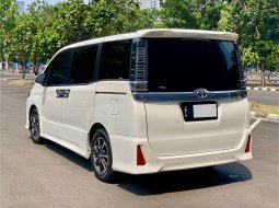 Toyota Voxy 2.0 A/T 2019 Putih 6