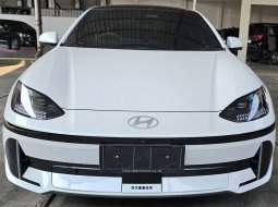 Hyundai Ionic 6 Signature A/T ( Matic ) 2023 Putih Super Gress New Km 25 Perak Siap Pakai