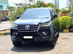 Toyota Fortuner New  4x2 2.8 A/T DSL GR Sport 2023 hitam diesel cash kredit proses bisa dibantu